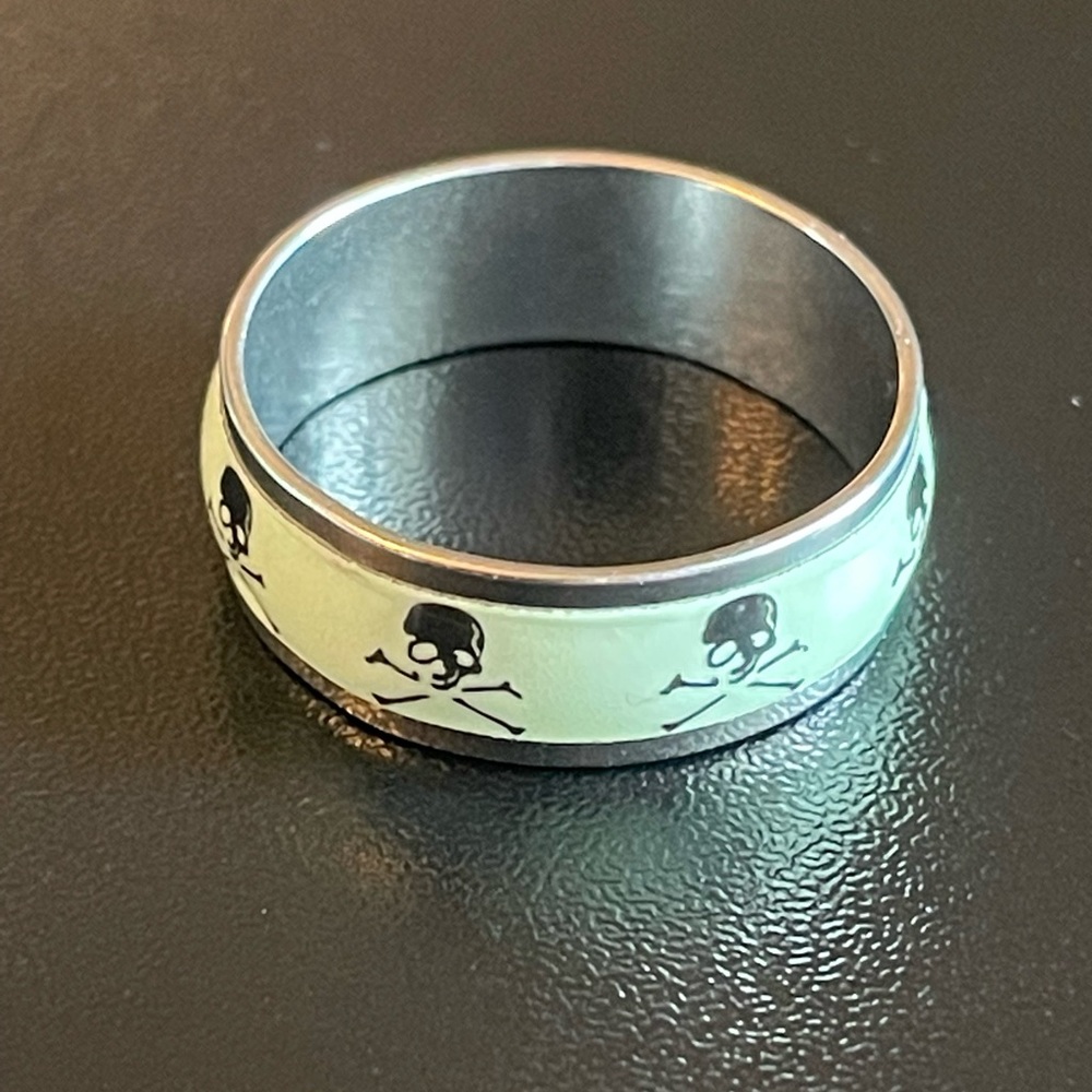 Glow in the dark skull ring - Picture 5 of 10